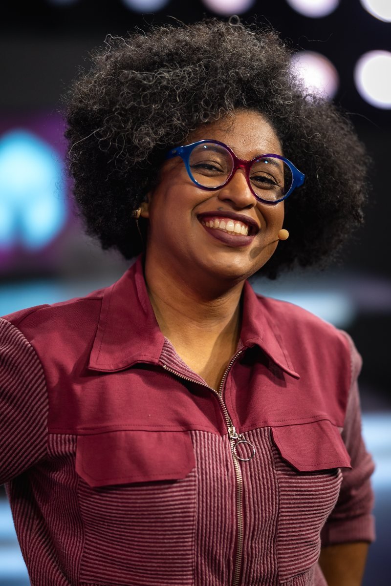 Retrato de Lahgolas sorrindo durante uma transmissão de esports.